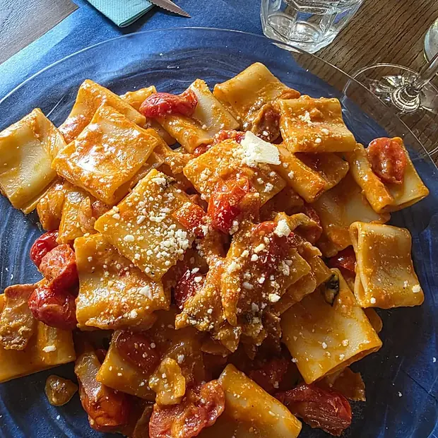 Paccheri lardiati con pomodorini e pecorino romano