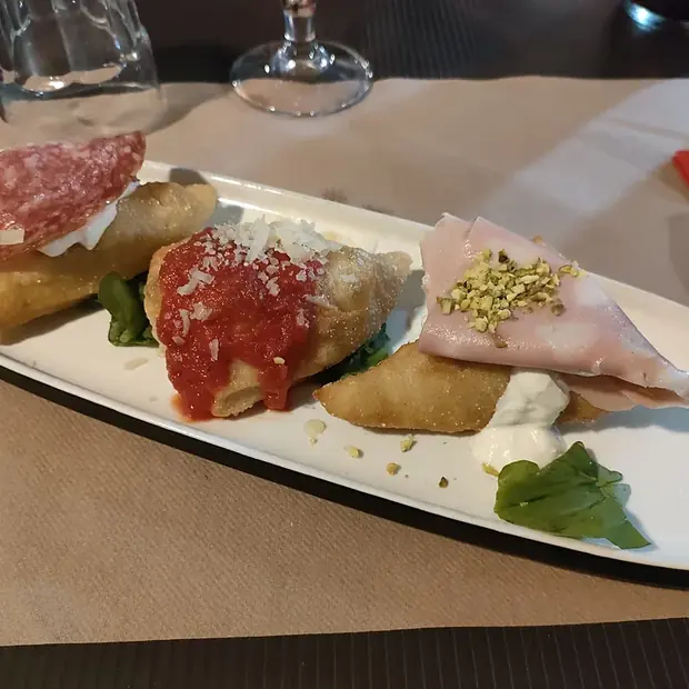 Tris di pizza fritta fantasy con mortadella, stracchino e pistacchio